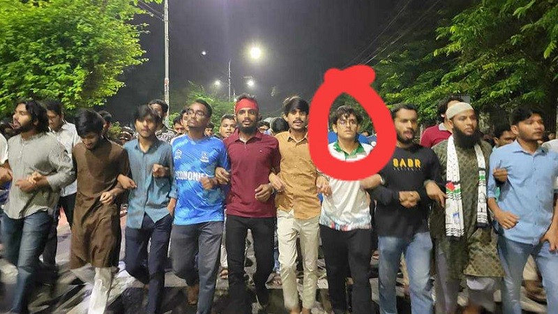 ঢাবিতে শিক্ষার্থীদের বিক্ষোভ মিছিলে ছাত্রলীগের দুই নেতা!